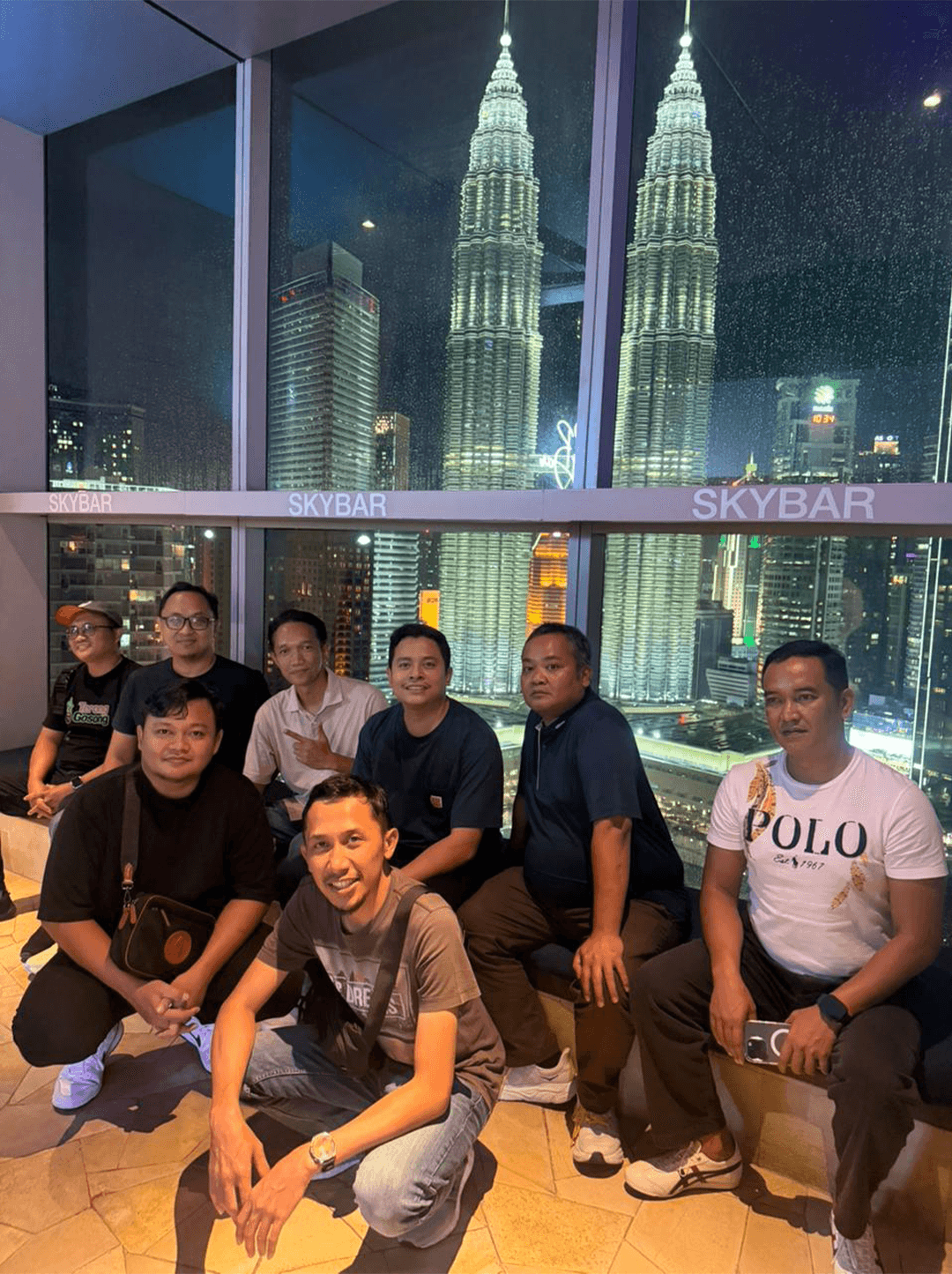 Kebersamaan peserta Business Trip KitaBerdikari dengan latar Menara Petronas